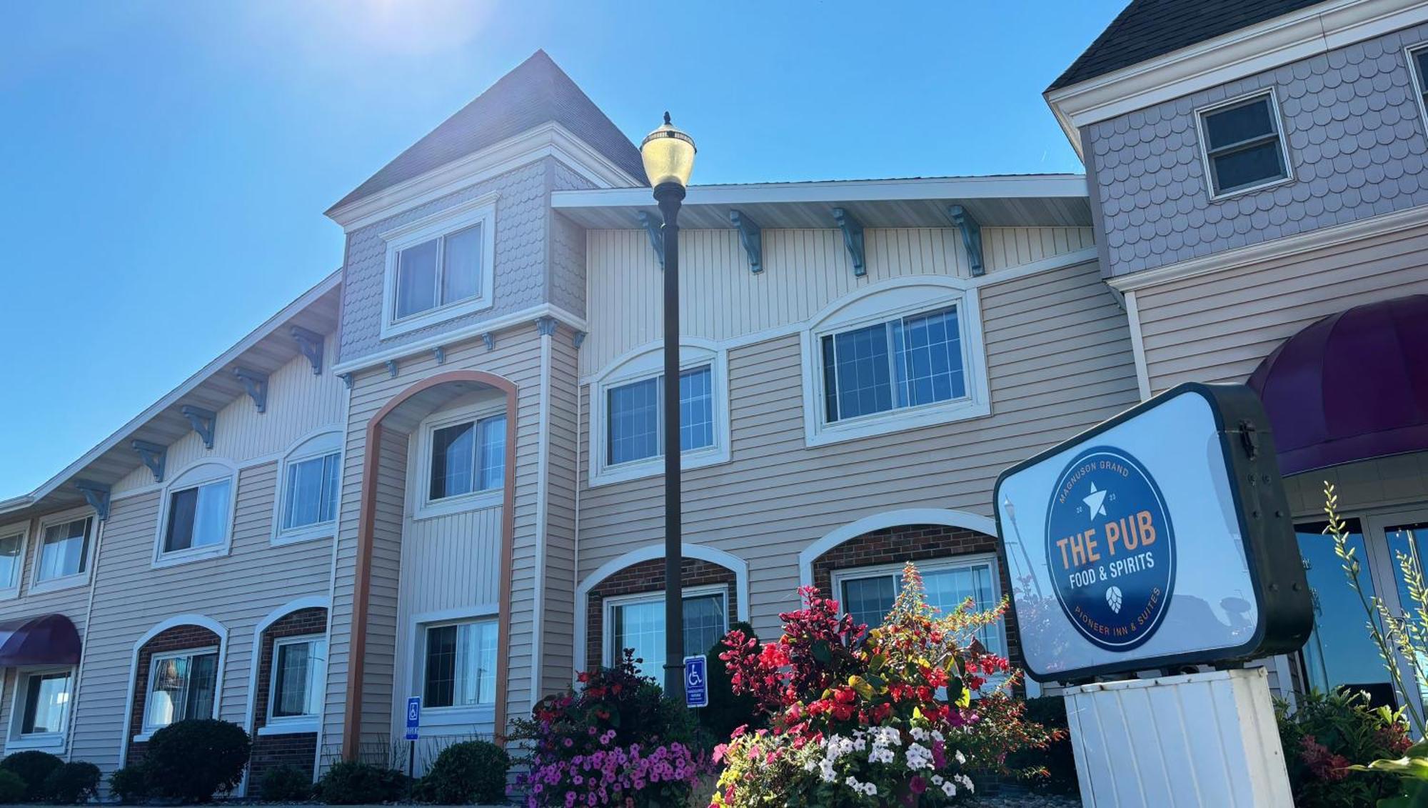 Magnuson Grand Pioneer Inn And Suites Escanaba Exteriör bild
