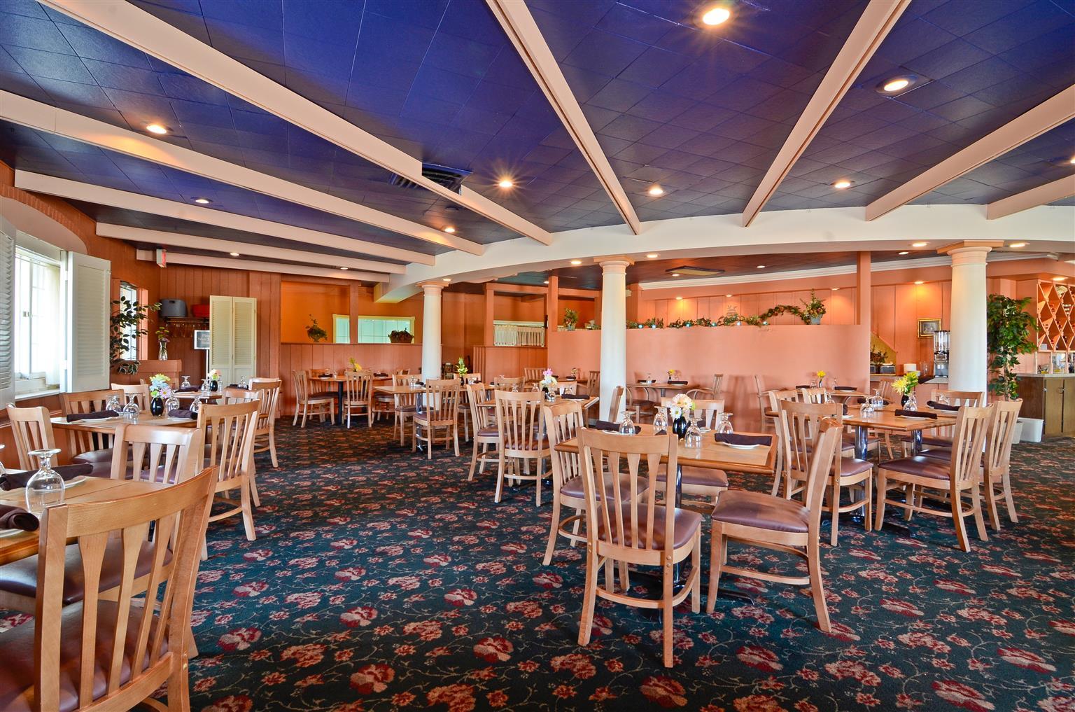 Magnuson Grand Pioneer Inn And Suites Escanaba Restaurang bild